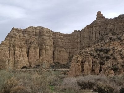 Formaciones geológicas de arenisca en Guadix