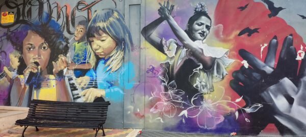 Huéneja es un pequeño pueblo del Marquesado del Zenete (Granada), situado a más de 1.100 m de altitud entre Sierra Nevada y la Sierra de Baza. De origen andalusí, conserva un interesante patrimonio histórico como los baños árabes y una iglesia renacentista, y su paisaje combina vegas tradicionales, montaña y barrancos ligados al río Isfalada.